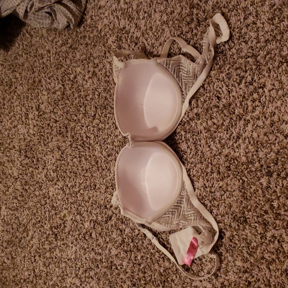 Well worn white lace bra - Picture 2 of 3